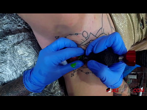❤️ La bomba Sully Savage, molt tatuada, es va tatuar al clítoris ❤️❌ Vídeo porno a nosaltres ca.xxxhdporn.ru ☑
